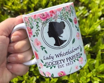 Tasse Bridgerton. Émission de télévision. Dame Whistledown. Bridgerton. Colin. Polin. Le duc. Papiers de la société. Glycine. Jolie tasse. Cadeaux pour elle. Tasse.