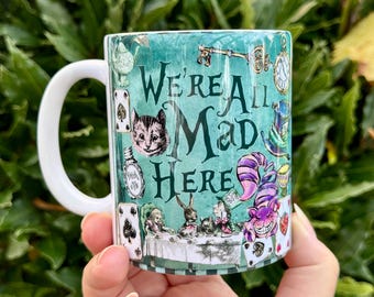 Taza de Alicia en el País de las Maravillas. Aquí todos estamos locos. El Sombrerero Loco. Regalos para lectores. Ideas de regalos. Fiesta del té del Sombrerero Loco. Taza de café.
