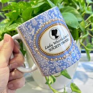Taza de Bridgerton. Serie de TV. Lady Whistledown. Bridgerton. La temporada. Benedict y Sophie. Artículos de sociedad. Taza bonita. Regalos para ella. Taza. imagen 12