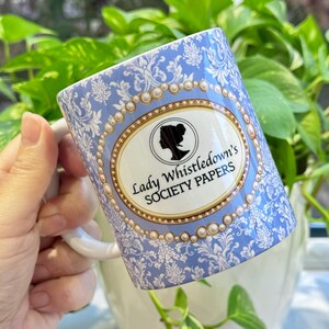 Taza de Bridgerton. Serie de TV. Lady Whistledown. Bridgerton. La temporada. Benedict y Sophie. Artículos de sociedad. Taza bonita. Regalos para ella. Taza. imagen 10