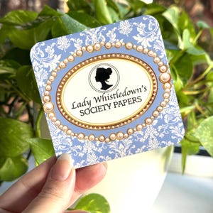 Taza de Bridgerton. Serie de TV. Lady Whistledown. Bridgerton. La temporada. Benedict y Sophie. Artículos de sociedad. Taza bonita. Regalos para ella. Taza. Mug & Square coaster