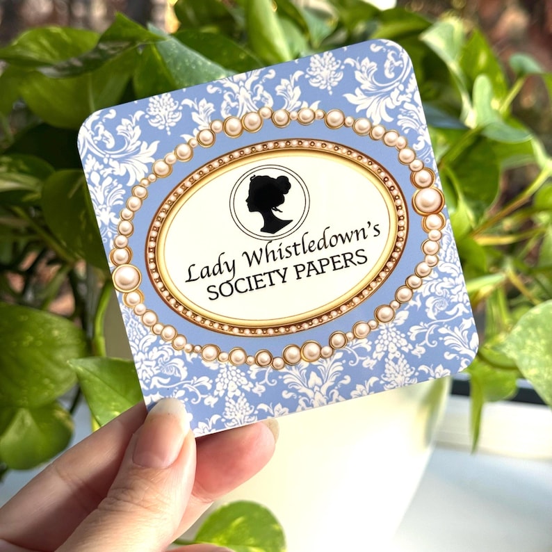Taza de Bridgerton. Serie de TV. Lady Whistledown. Bridgerton. La temporada. Benedict y Sophie. Artículos de sociedad. Taza bonita. Regalos para ella. Taza. Mug & Square coaster
