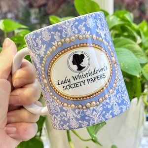 Taza de Bridgerton. Serie de TV. Lady Whistledown. Bridgerton. La temporada. Benedict y Sophie. Artículos de sociedad. Taza bonita. Regalos para ella. Taza. Mug