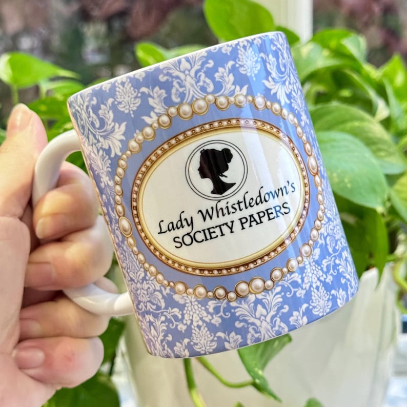 Taza de Bridgerton. Serie de TV. Lady Whistledown. Bridgerton. La temporada. Benedict y Sophie. Artículos de sociedad. Taza bonita. Regalos para ella. Taza. Mug