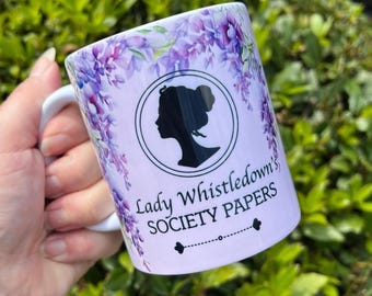 Tasse Bridgerton. Émission de télévision. Dame Whistledown. Bridgerton. Colin. Polin. Le duc. Papiers de la société. Glycine. Jolie tasse. Cadeaux pour elle. Tasse.