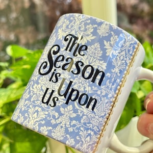 Taza de Bridgerton. Serie de TV. Lady Whistledown. Bridgerton. La temporada. Benedict y Sophie. Artículos de sociedad. Taza bonita. Regalos para ella. Taza. imagen 13