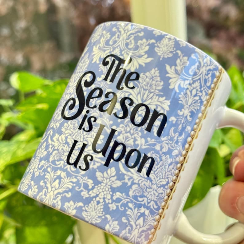 Taza de Bridgerton. Serie de TV. Lady Whistledown. Bridgerton. La temporada. Benedict y Sophie. Artículos de sociedad. Taza bonita. Regalos para ella. Taza. imagen 13