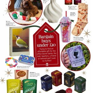Puede incluir: Una gu&iacute;a de regalos con varios art&iacute;culos, incluyendo un juguete para perros, un jarr&oacute;n blanco, un rompecabezas, un kit de pulsera, chocolates, juegos de t&eacute;, calcetines de zorro y una taza. La gu&iacute;a se titula "Bargain buys under &pound;10."