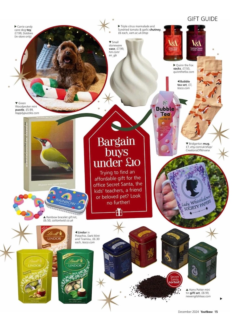 Puede incluir: Una gu&iacute;a de regalos con varios art&iacute;culos, incluyendo un juguete para perros, un jarr&oacute;n blanco, un rompecabezas, un kit de pulsera, chocolates, juegos de t&eacute;, calcetines de zorro y una taza. La gu&iacute;a se titula "Bargain buys under &pound;10."