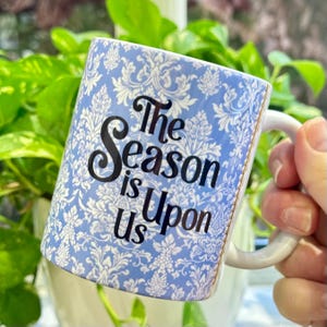 Taza de Bridgerton. Serie de TV. Lady Whistledown. Bridgerton. La temporada. Benedict y Sophie. Artículos de sociedad. Taza bonita. Regalos para ella. Taza. imagen 2