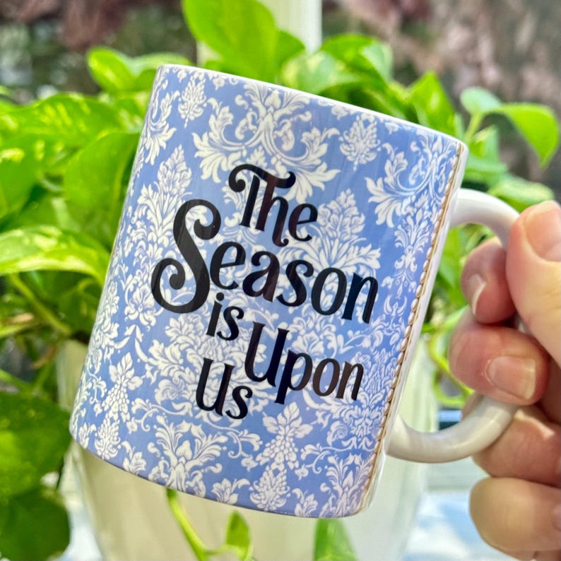 Taza de Bridgerton. Serie de TV. Lady Whistledown. Bridgerton. La temporada. Benedict y Sophie. Artículos de sociedad. Taza bonita. Regalos para ella. Taza. imagen 2