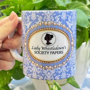 Taza de Bridgerton. Serie de TV. Lady Whistledown. Bridgerton. La temporada. Benedict y Sophie. Artículos de sociedad. Taza bonita. Regalos para ella. Taza. imagen 11