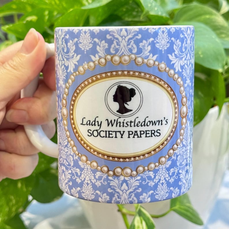 Taza de Bridgerton. Serie de TV. Lady Whistledown. Bridgerton. La temporada. Benedict y Sophie. Artículos de sociedad. Taza bonita. Regalos para ella. Taza. imagen 11