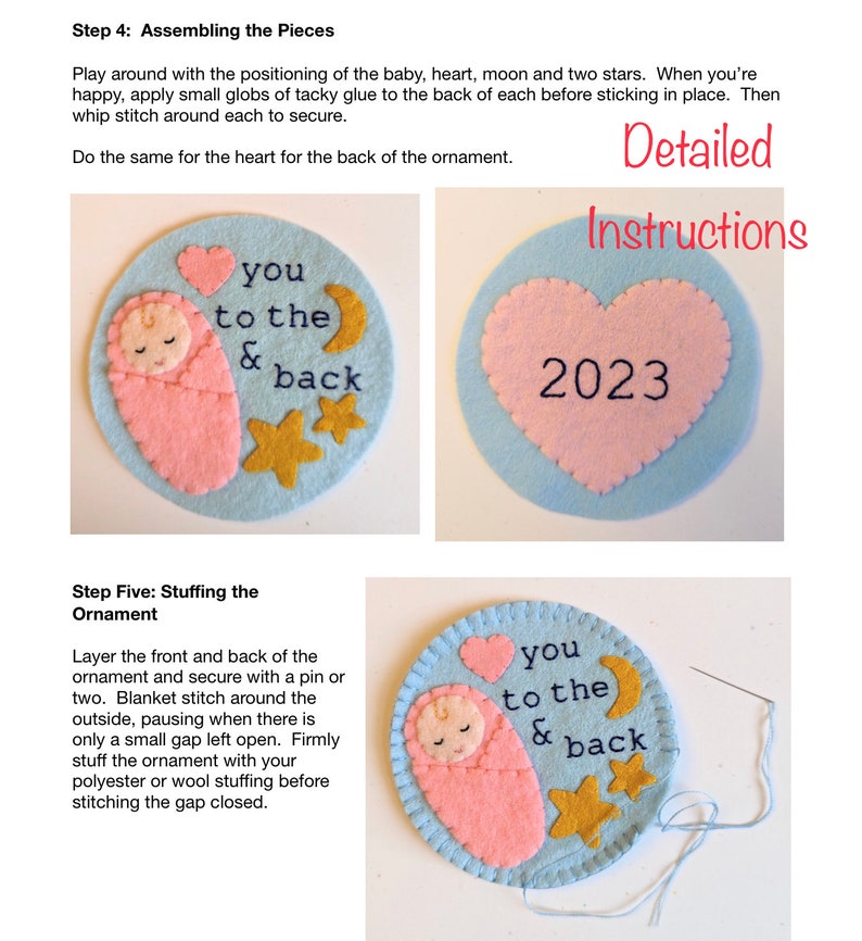 K&ouml;nnte beinhalten: Anleitung zum Basteln einer Filz-Dekoration mit Baby, Herz, Mond und Sternen. Die Dekoration ist blau mit rosa Akzenten und tr&auml;gt die Aufschrift "you to the & back" und "2023".
