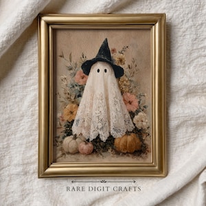 Può includere: Un'opera d'arte incorniciata a tema Halloween con un fantasma che indossa un cappello da strega nero. Il fantasma è drappeggiato in pizzo bianco, con due occhi neri. Lo sfondo include fiori e zucche, il tutto all'interno di una cornice dorata. Il testo "RARE DIGIT CRAFTS" è in basso.