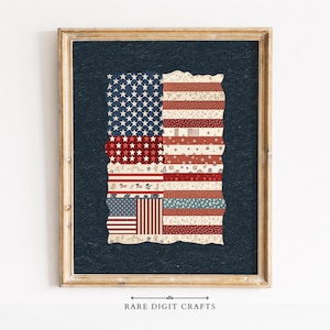 Peut inclure: Œuvre d'art encadrée représentant un drapeau américain en patchwork. Le drapeau est composé de divers tissus à motifs rouges, blancs et bleus, avec des étoiles et des rayures. L'œuvre est encadrée dans un cadre en bois doré.