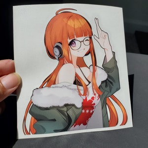 K&ouml;nnte beinhalten: Ein Aufkleber mit einer Anime-Figur mit orangefarbenem Haar, die eine Brille, eine gr&uuml;ne Jacke und ein rot-wei&szlig;es Shirt tr&auml;gt. Die Figur l&auml;chelt und zeigt mit ihren Fingern ein Peace-Zeichen.