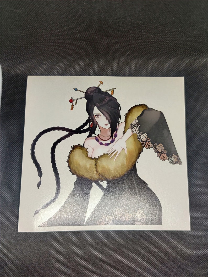 Puede incluir: Una pegatina cuadrada con una ilustraci&oacute;n de una mujer con largo cabello negro, adornada con horquillas y trenzas. Lleva un vestido negro con estampados florales y un chal con ribete de piel. La obra de arte tiene un estilo detallado y art&iacute;stico.