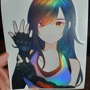 K&ouml;nnte beinhalten: Holografischer Aufkleber mit einem Anime-Charakter mit langen, dunklen Haaren und orangefarbenen Augen. Die Figur tr&auml;gt ein Tanktop und fingerlose Handschuhe. Der Aufkleber hat einen regenbogenfarbenen, irisierenden Effekt.