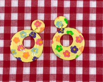 Aros florales amarillos de los años 60