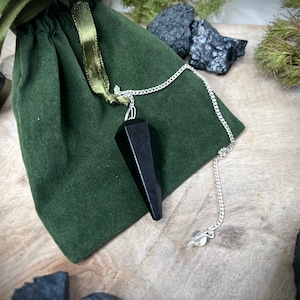 Pendolo con tormalina nera in un sacchetto di velluto verde / Oracolo / Cartomanzia