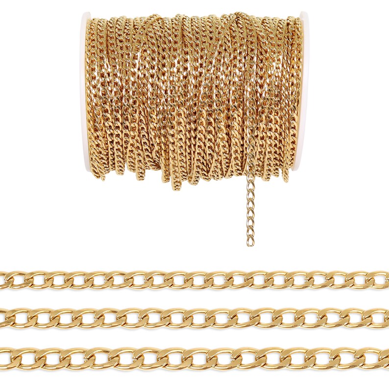 K&ouml;nnte beinhalten: Eine Spule mit goldfarbener Kette, an der ein St&uuml;ck der Kette herunterh&auml;ngt. Die Kette ist im Curb-Stil mit flachen Gliedern.