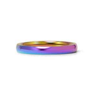 Peut inclure: Une fine bague en métal aux couleurs de l'arc-en-ciel. La bague est polie et a une finition lisse et brillante.