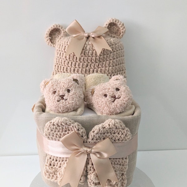 Cadeau neutre pour bébé, gâteau de couches pour landau. Gâteau de couches sur le thème des ours en peluche avec un bonnet douillet, des mitaines et des chaussons. Cadeau idéal pour une baby shower ou une future maman.