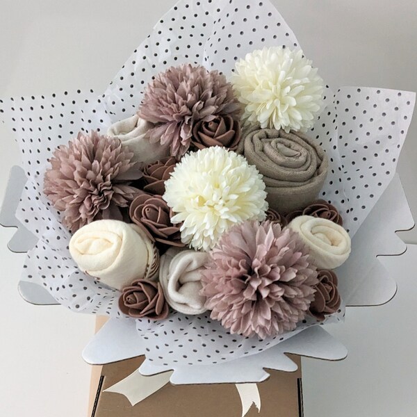 Bouquet de vêtements pour bébés dans des tons neutres. Le cadeau idéal pour une nouvelle maman ou une future maman. Cadeau baby shower. Nouveau cadeau pour bébé.