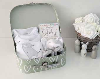 BABYGESCHENKHAMPER 0-6M. Unisex grijs en wit babycadeau. Neutraal babycadeau met 5-delige babyuitzetkledingset en dekbedslofjes