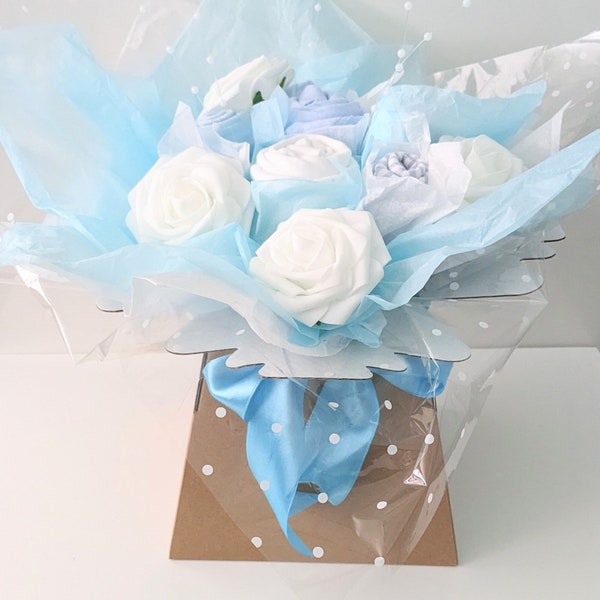 Bouquet de vêtements pour bébé en bleu et blanc. Le cadeau parfait pour une nouvelle maman ou une future maman. Cadeau de baby shower ou cadeau de naissance. Cadeau de vêtement pour bébé.