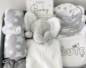 CESTA REGALO BEBE 0-6M. Regalo unisex para bebé gris y blanco. Regalo neutro para bebé con juego de ropa de canastilla de 5 piezas y patucos tipo edredón