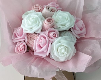 Bouquet rosa per vestiti per neonati con set di vestiti corredino da 5 pezzi. Perfetta nuova mamma o mamma da regalare. Regalo per la festa del bambino. Nuovo regalo per bambina.