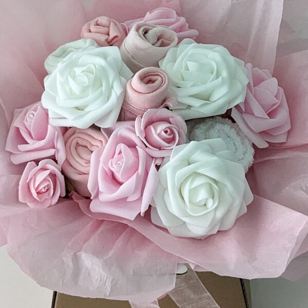 Bouquet rosa per vestiti per neonati con set di vestiti corredino da 5 pezzi. Perfetta nuova mamma o mamma da regalare. Regalo per la festa del bambino. Nuovo regalo per bambina.