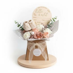 Ensemble cadeau bouquet de vêtements neutres pour bébé : layette en coton, chaussons et article souvenir