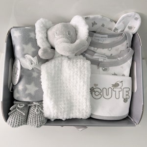 Welcome Home - Precioso regalo para bebé, juego de regalo para recién  nacido, juego de canastilla para bebé con nuevos artículos esenciales para