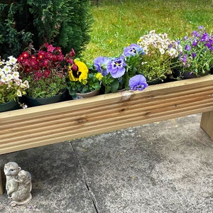 Erhöhtes Blumenbeet. Handgemachte Pflanzgefäße. Ein kleiner Blumenkasten aus Holz für die Terrasse. Garten DIY Trog aus Holz Outdoor Planter Pflanze