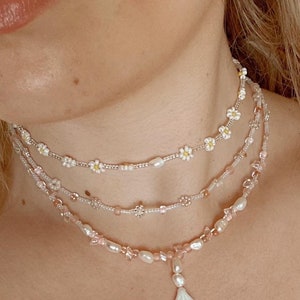 Daisy Chain Benutzerdefinierte Halskette, Blume und Perle Perlen Halskette | Daisy Chain Halskette | Muschel |Zart glänzende Perlen | Gänseblümchen Choker