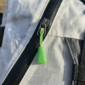 Tiradores de cremallera reflectantes que brillan en la oscuridad de la RDA (paquete de 4) para tiendas de campaña, mochilas, senderismo, acampada, emergencias, equipo para exteriores y prevención de tropiezos.