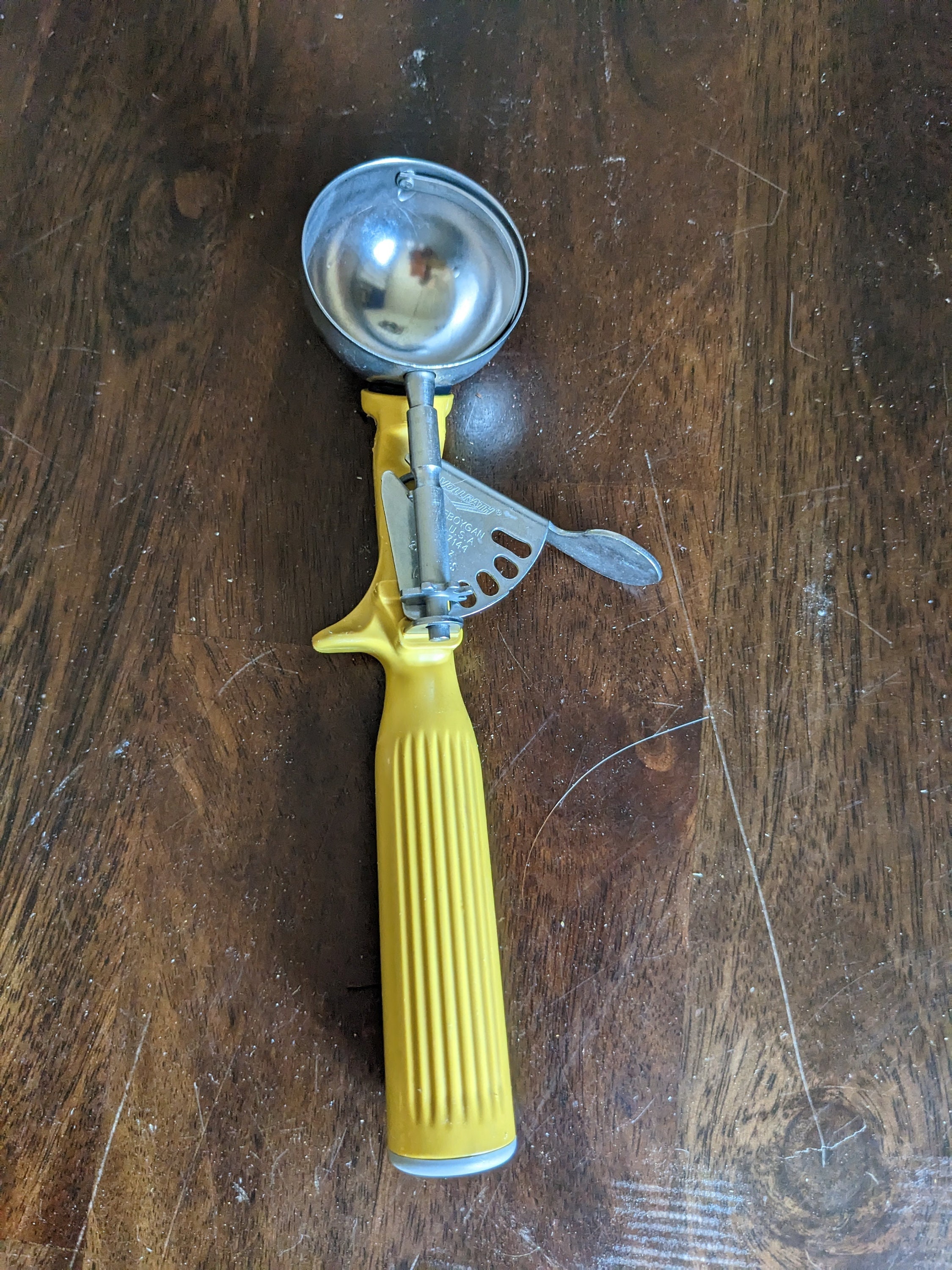 Vintage Vollrath Brand Yellow Handle Mechanical Ice Cream Scoop 47144 Thumb  Release 