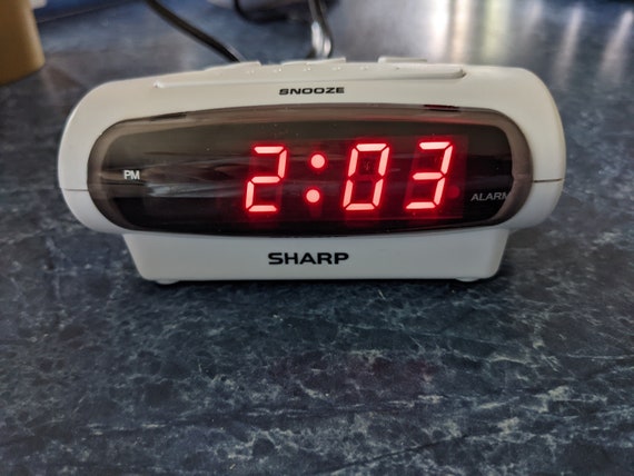 Reloj digital de sobremesa vintage blanco para cabecera de cama de Sharpe -   México