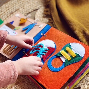 Livre éducatif de développement en feutre pour enfants, cadeau unique pour les anniversaires avec activités Montessori et pages personnalisables