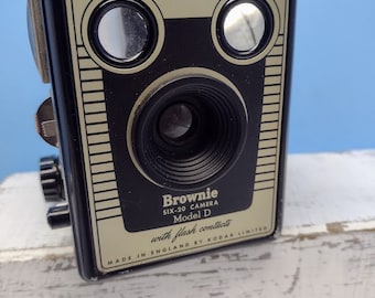 Home décor 1950's Nostalgic Vintage Collectable  BROWNIE SIX-20 Film Camera, Great gift. Deco. Art. Made by Kodak