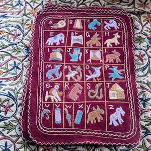 かわいい 2 x 3 フィートのアルファベットのカシミール ハンドメイド & 手刺繍のナムダ ラグ。ピュア ウール、ボヘミアン ラグ、ギフト ラグ、子供用ラグ