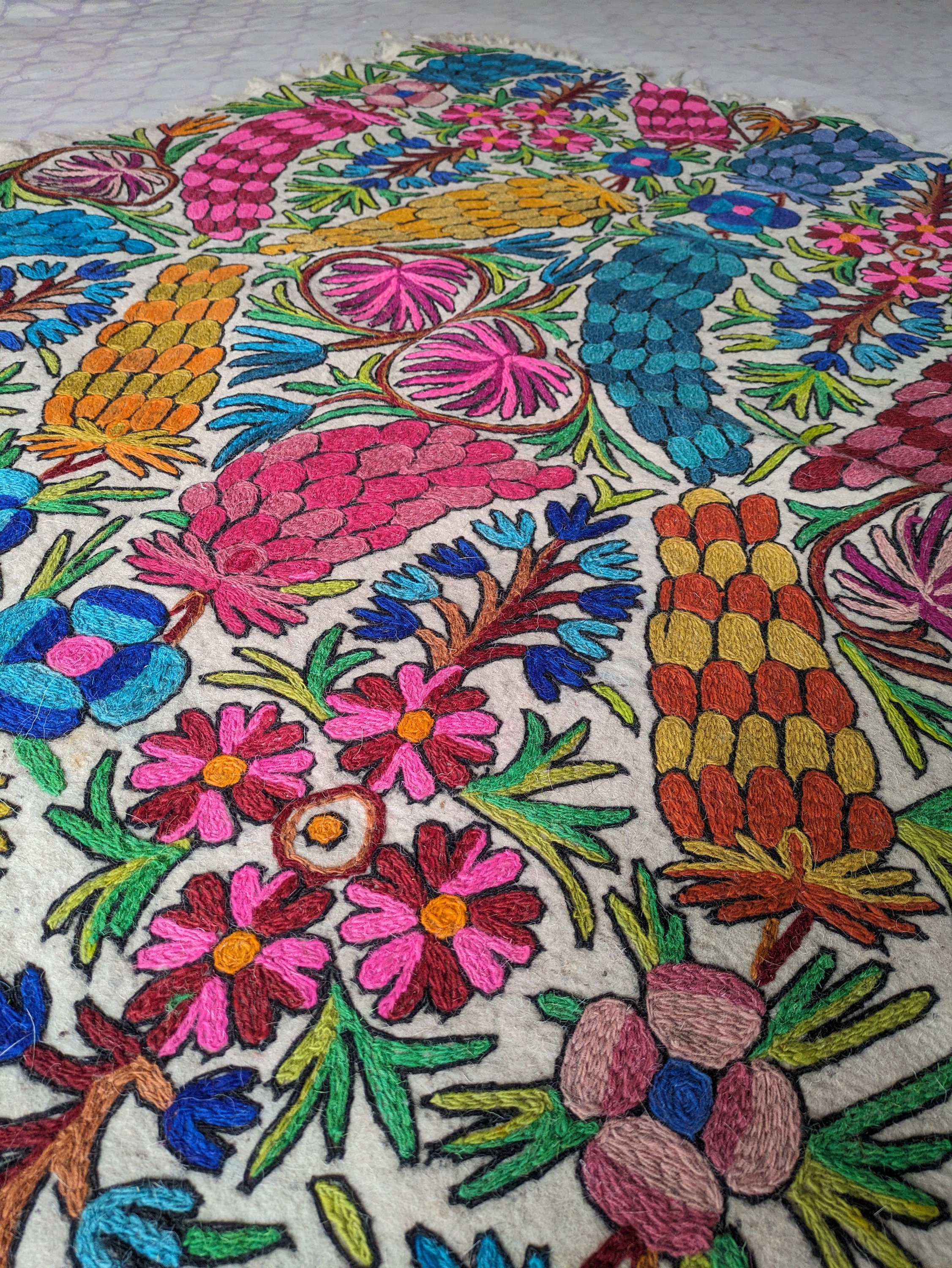 インドのカシミール産高級ウール ナムダ ラグ、手刺繍、サイズ 6×4