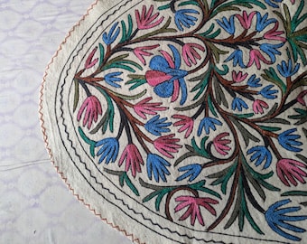 Alfombra ovalada floral de 1,93 m (6 pies 4 pulgadas) con bordado Namda / Hecha en Cachemira, alfombra de fieltro bordada a mano. Alfombra estilo boho, alfombra de lana, alfombra para sala de estar.