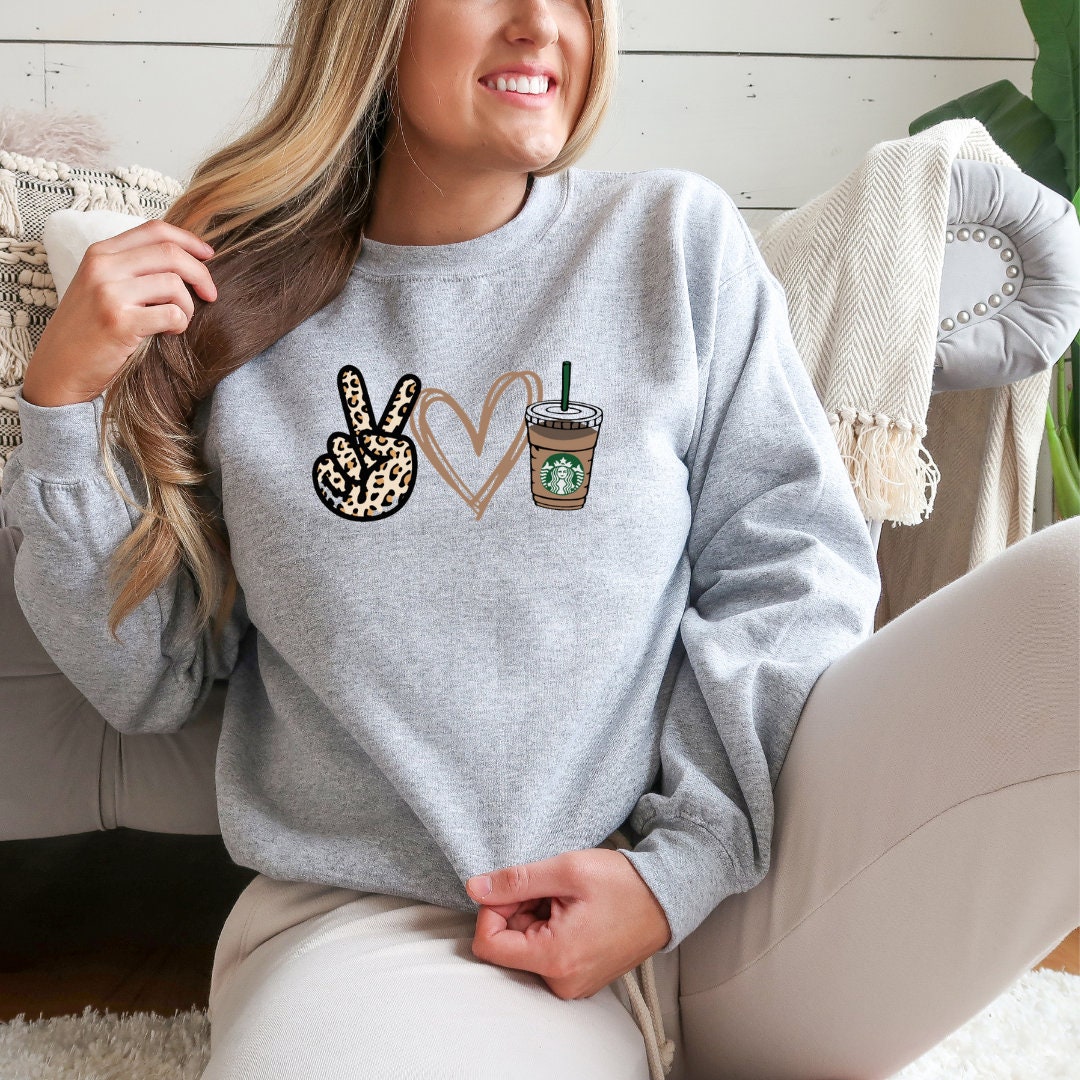 Download Peace Love Starbies Kleding Starbucks Shirt Luipaard Print ...
