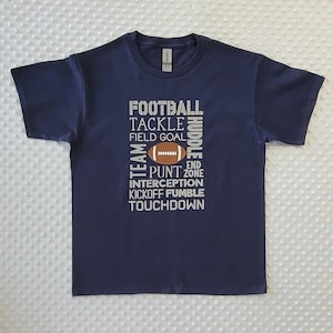 男の子用サッカーワードアートシャツ、子供用スポーツシャツ、サッカー選手へのギフト、ワードクラウドTシャツ、子供用ネイビーブルーサッカーシャツ、パーソナライズ