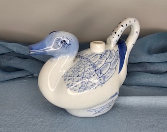 ヴィンテージの白と青のアヒル型ティーポット、手描きの鳥、ティー