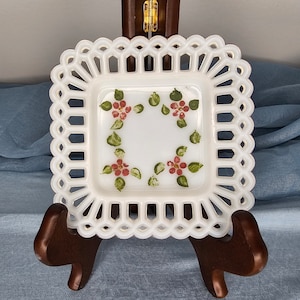 Assiette antique en verre de lait à bords en dentelle carrée Westmoreland